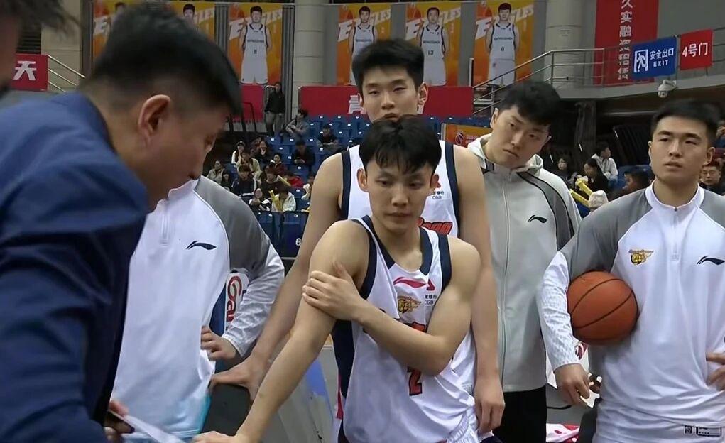 足球比分-广东男篮加时险胜青岛 北京男篮力克广州 广厦把山东男篮打出四强